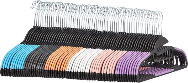 Pack de 60 perchas Amazon Basics antideslizantes